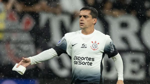 Torcedores reagem a acerto do Cruzeiro com Fagner, do Corinthians