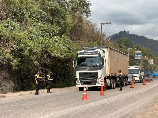 Transporte de cargas em Timóteo enfrenta blitz sobre uso de lonas