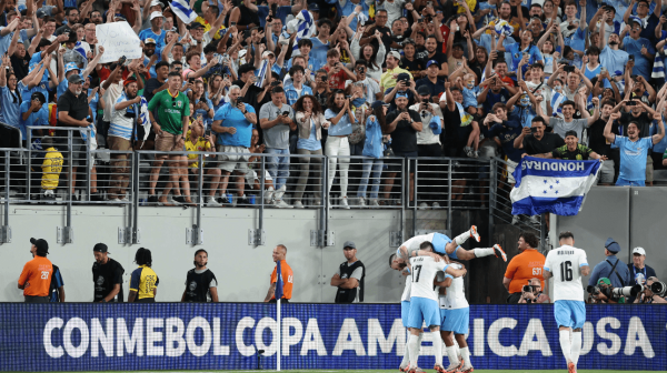 Jogadores do Uruguai comemorando gol sobre Bolvia, pela Copa Amrica (foto: Charly Triballeau/AFP)