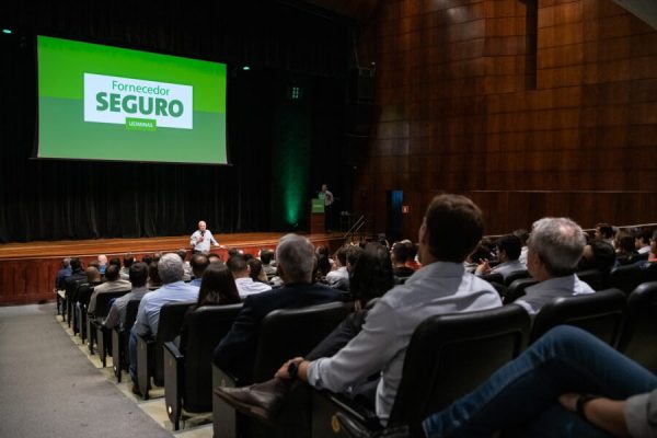 Usiminas reconhece empresas parceiras como fornecedores seguros