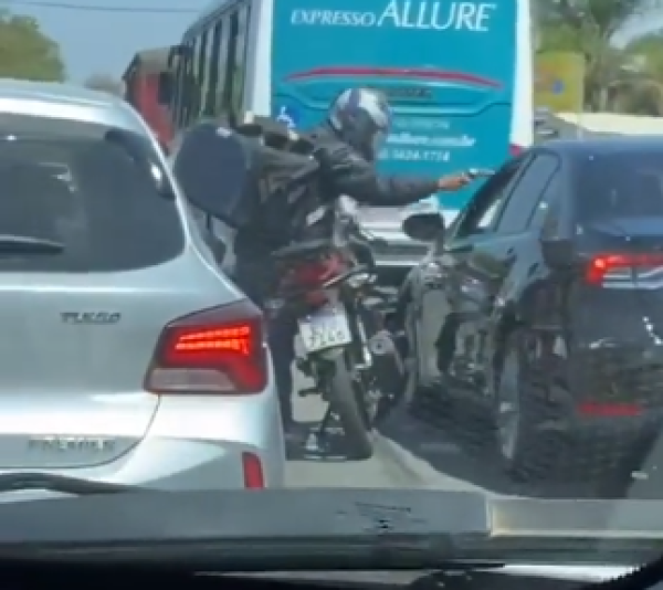 VÍDEO: Assalto na Cristiano Machado em BH. Ladrão atira mais a arma falha