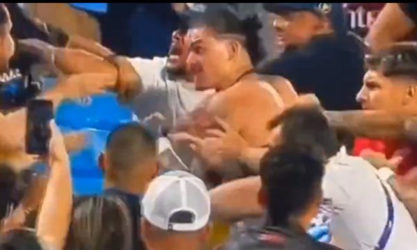 Vídeo: atacante do Uruguai troca socos com torcedores  após eliminação na Copa América