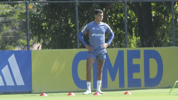 Volante devolvido pelo Vila Nova volta ao Cruzeiro e participa de treino