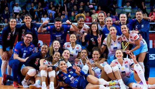 Time feminino de vlei do Minas (foto: Reproduo/Instagram/@adautoaraujo.com.br)