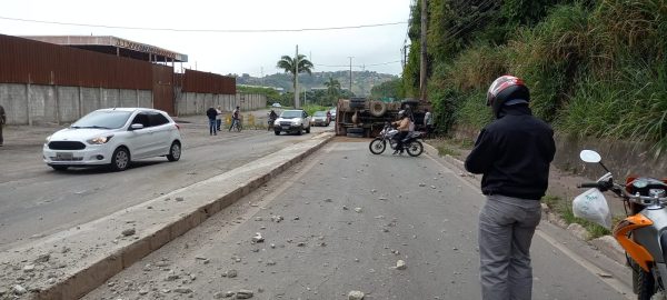 Caminhão tomba em Timóteo