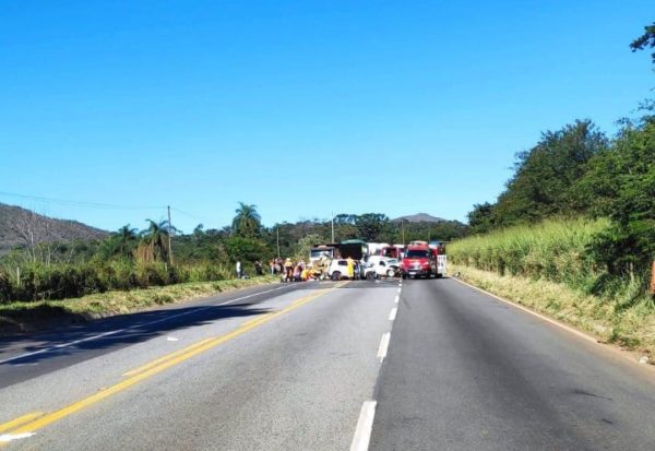 Colisão frontal entre dois veículos deixa feridos