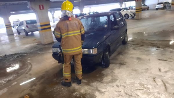 Veículo pega fogo dentro de estacionamento de supermercado, em Coronel Fabriciano