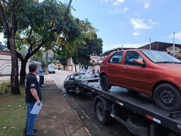 Ações para recolhimento de carros abandonados são realizados em Ipatinga