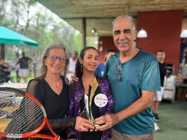 Sônia Caixeiro, Isabel Muniz Machado, Campeã do Torneio e Paulão, diretor de Tênis, CMP