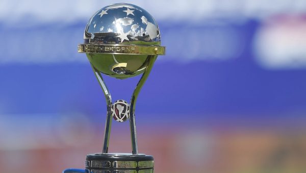 Trofu da Copa Sul-Americana (foto: Divulgao/Conmebol)