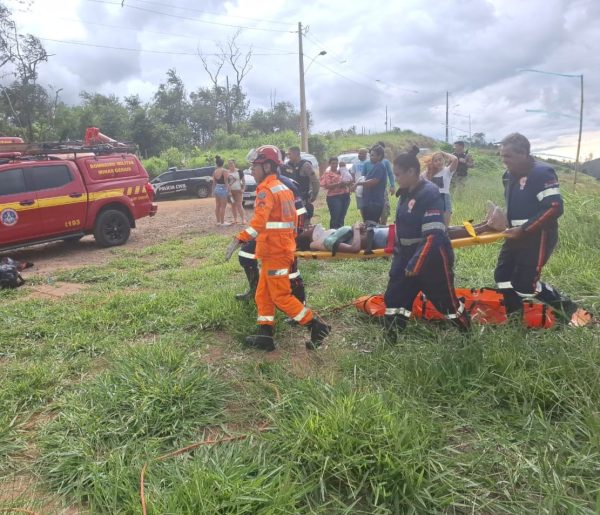 Duas pessoas ficam feridas após queda em voo de parapente em Santana do Paraíso