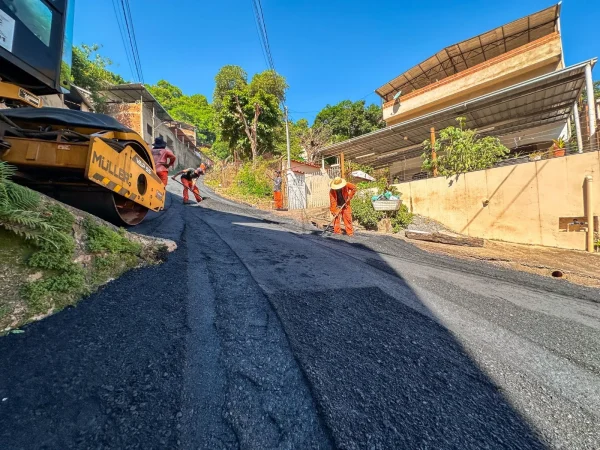 Prefeito Gustavo Nunes vistoria obra de pavimentação em mais uma rua do bairro Vila Celeste