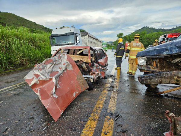 Colisão frontal deixa dois mortos e um ferido na BR-381, em Timóteo