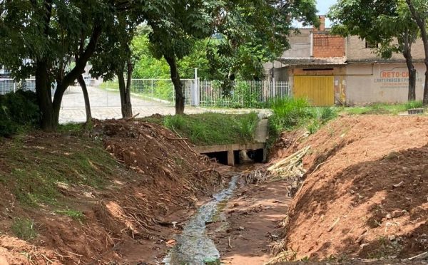 Vazão limitada de galeria no bairro Caladinho, em Fabriciano, preocupa moradores