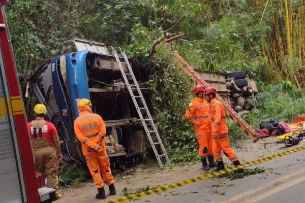 Ônibus que tombou no Rio Doce tinha mais de 40 pessoas e saiu de BH