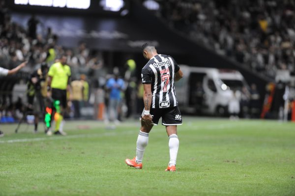 Hulk sentiu dores na parte posterior da coxa esquerda durante duelo entre Atltico e Bahia (foto: Alexandre Guzanshe/EM/D.A Press)