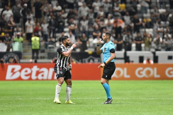 Hulk em reclamao com o rbitro Rodrigo Jos Pereira de Lima durante duelo entre Atltico e Palmeiras (foto: Ramon Lisboa/EM/D.A Press)