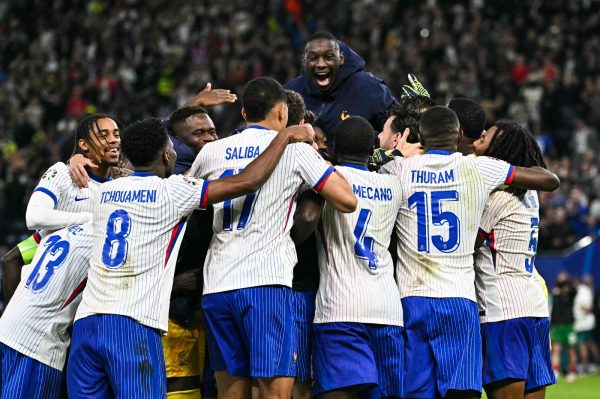 Jogadores da Frana comemoram classificao na Euro (foto: Javier Soriano/AFP)