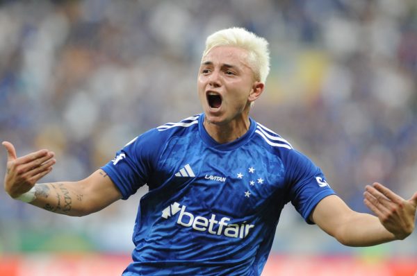 Barreal marcou o primeiro gol pelo Cruzeiro em vitria no jogo contra o Corinthians (foto: Alexandre Guzanshe/EM/D.A Press)