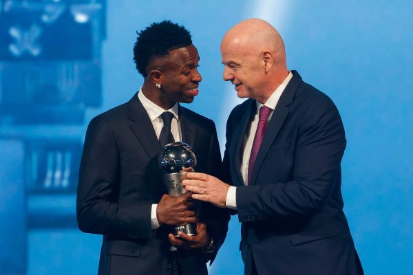 Vini Jr. recebeu prmio de melhor jogador do mundo das mos de Gianni Infantino, presidente da Fifa (foto: Karim JAAFAR / AFP)