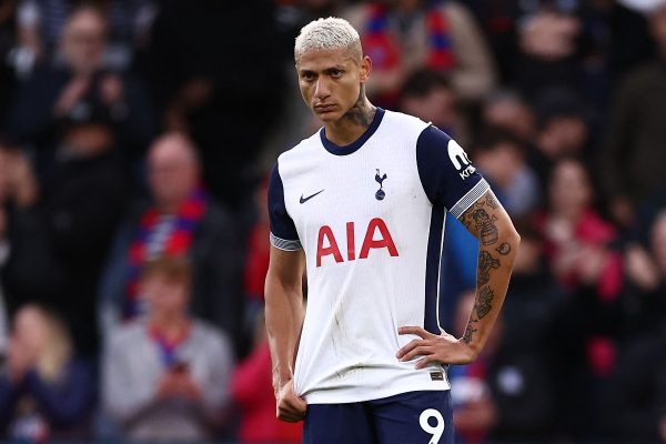 Richarlison em campo pelo Tottenham (foto: HENRY NICHOLLS / AFP)