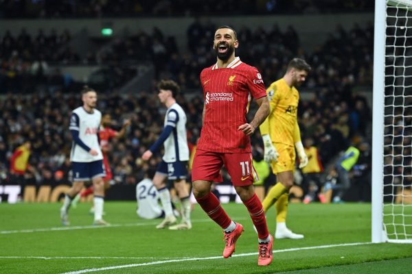 Mohamed Salah comemora gol pelo Liverpool em jogo da Premier League (foto: Glyn KIRK / AFP)