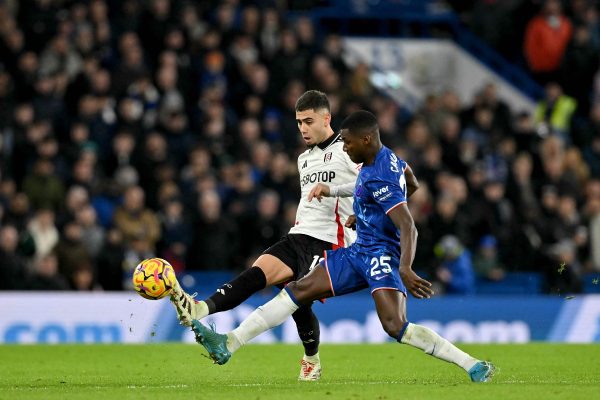 Andreas Pereira em campo pelo Fullham (foto: Glyn KIRK / AFP)