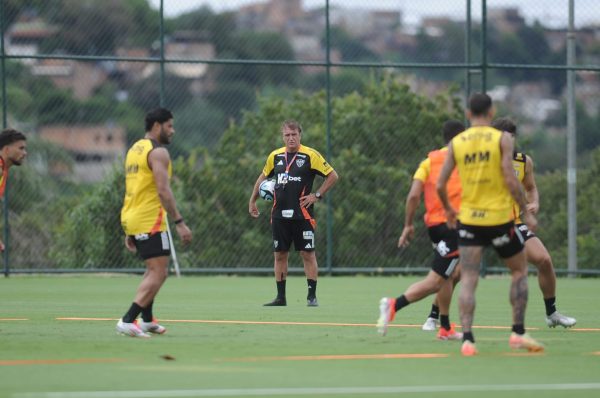 Cuca comanda treino do Atltico na Cidade do Galo (foto: Alexandre Guzanshe/EM/D.A Press)