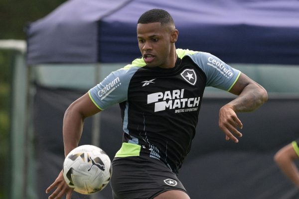 Jnior Santos, alvo do Atltico, em treino do Botafogo (foto: JUAN MABROMATA / AFP)