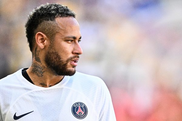 Neymar com a camisa do PSG (foto: ANTHONY WALLACE / AFP)