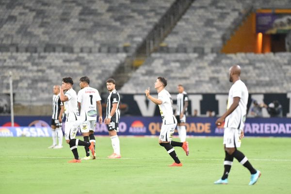 Lance de Atltico x Democrata-GV pelo Campeonato Mineiro (foto: Ramon Lisboa/EM/D.A. Press)