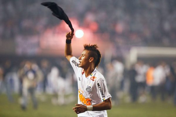 Neymar comemora com a camisa do Santos (foto: Ricardo Saibun / Santos FC)