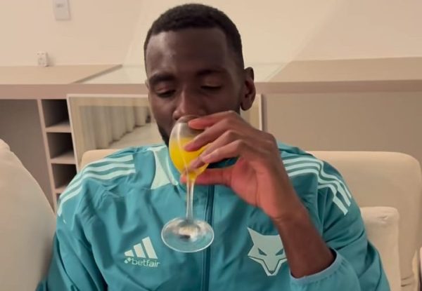 Bolasie toma suco de laranja em comemorao pela vitria do Cruzeiro sobre o Uberlndia (foto: Reproduo/Instagram)