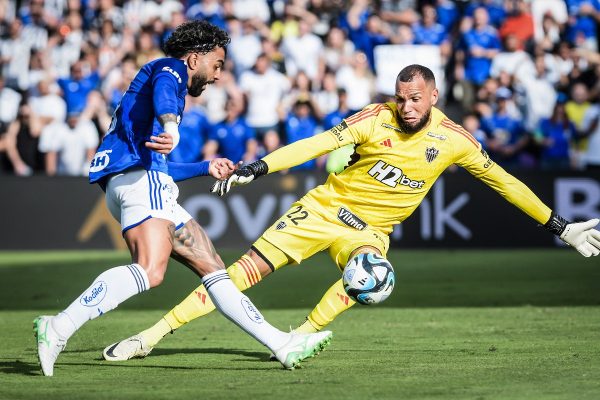 Chute de Gabigol, do Cruzeiro, defendido por Everson, do Atltico, em clssico nos Estados Unidos (foto: Gustavo Aleixo / Cruzeiro)