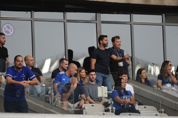 Prximos a Pedrinho, Leonardo Jardim e a esposa acompanham o clssico entre Cruzeiro e Atltico no Mineiro (foto: Alexandre Guzanshe/EM/D.A Press)