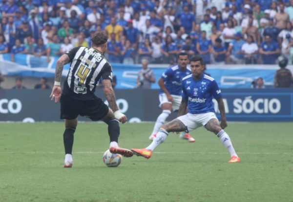 Lyanco e Dudu no clssico entre Cruzeiro e Atltico, pela stima rodada do Campeonato Mineiro (foto: Alexandre Guzanshe/Em/D.A Press)