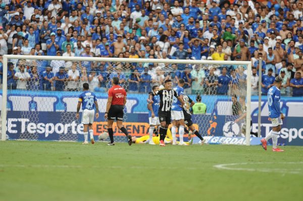 Cruzeiro foi derrotado pelo Atltico no Mineiro pela stima rodada do Campeonato Mineiro (foto: Alexandre Guzanshe/EM/D.A Press)