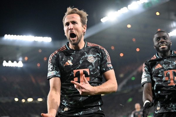 Harry Kane comemora gol pelo Bayern (foto:  ANDY BUCHANAN / AFP)