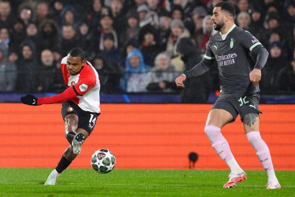 Igor Paixo chuta enquanto  marcado por Kyle Walker em Feyenoord x Milan (foto:  JOHN THYS / AFP)