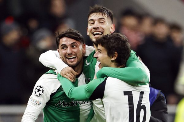 Jogadores doF Feyenoord comemorando (foto: Divulgao  / Uefa)