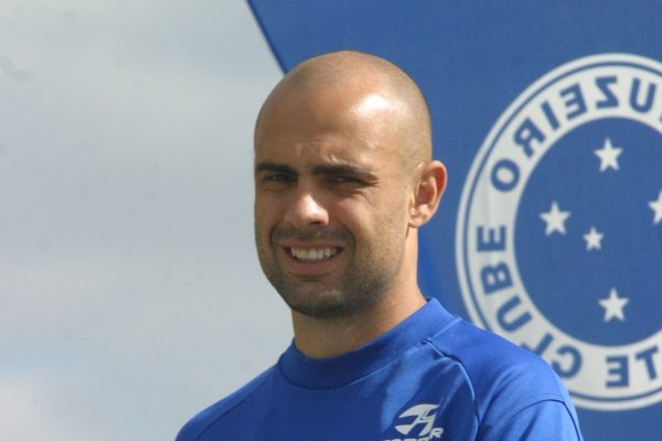 Cris com a camisa do Cruzeiro em 2004 (foto: Jorge Gontijo/EM/D.A Press - 24/06/2004 )