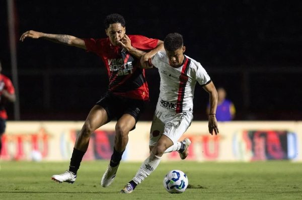 Pouso Alegre e Athletico-PR duelaram no interior de Minas Gerais (foto: Divulgao/Pouso Alegre)