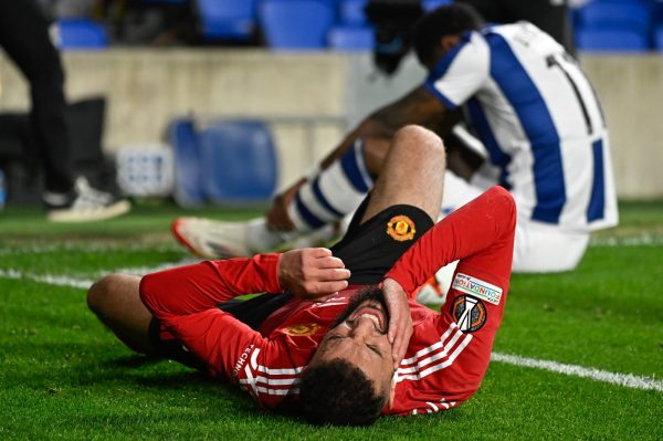 Jogador do United, Noussair Mazraoui, deitado em campo (foto: Ander Gillenea / AFP)