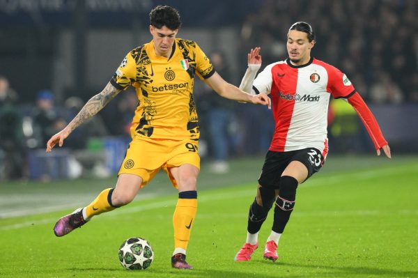 Alessandro Bastoni, da Inter, disputando bola contra Anis Hadj-Moussa, do Feyenoord (foto: John Thys / AFP)