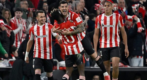 Jogadores do Athletic BIlbao comemorando com abraos (foto: Ander Gillenea / AFP)