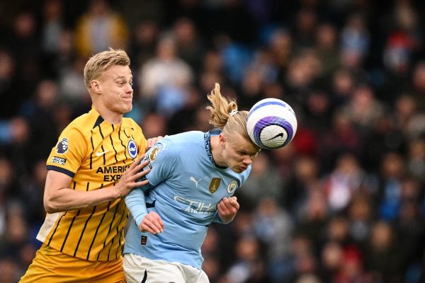 Lance do jogo entre Manchester City e Brighton pelo Campeonato Ingls (foto: OLI SCARFF / AFP)