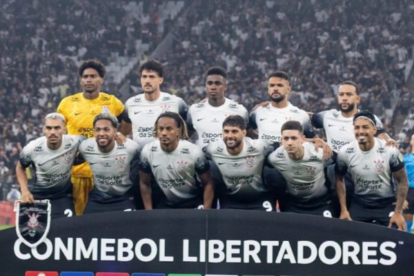 Jogadores do Corinthians posam para foto antes de jogo pela Copa Libertadores (foto: Divulgao / Corinthians )