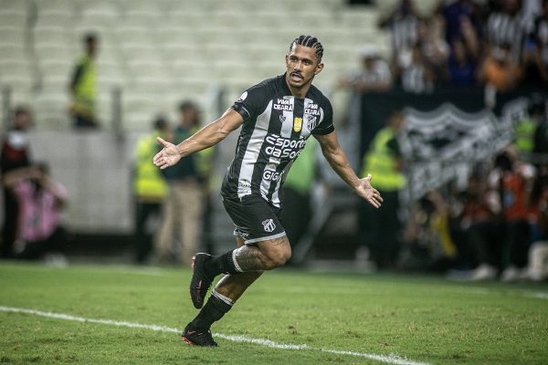 Fernando Sobral, do Cear, comemora gol sobre o Fortaleza (foto: Felipe Santos / Cear)