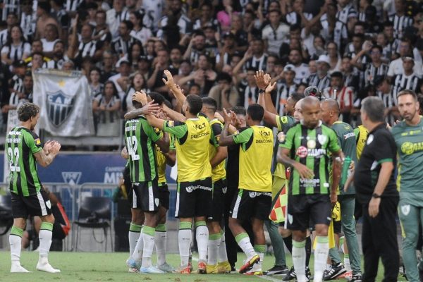 Jogadores do Amrica comemoram gol contra o Atltico no Mineiro (foto: Alexandre Guzanshe/EM/D.A Press)