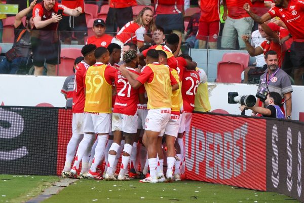 Jogadores do Internacional comemorando gol contra o Grmio (foto: Ricardo Duarte / Internacional)